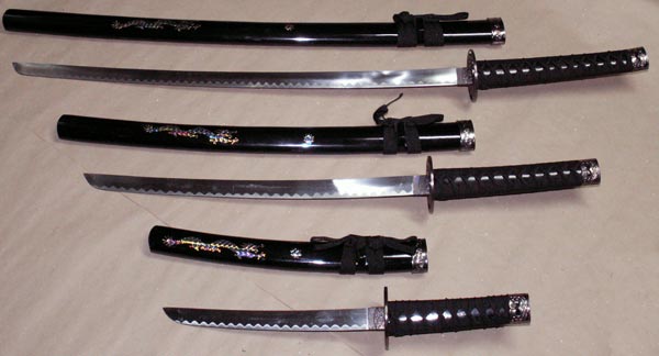 Zestaw trzech mieczy samurajskich z podstawką