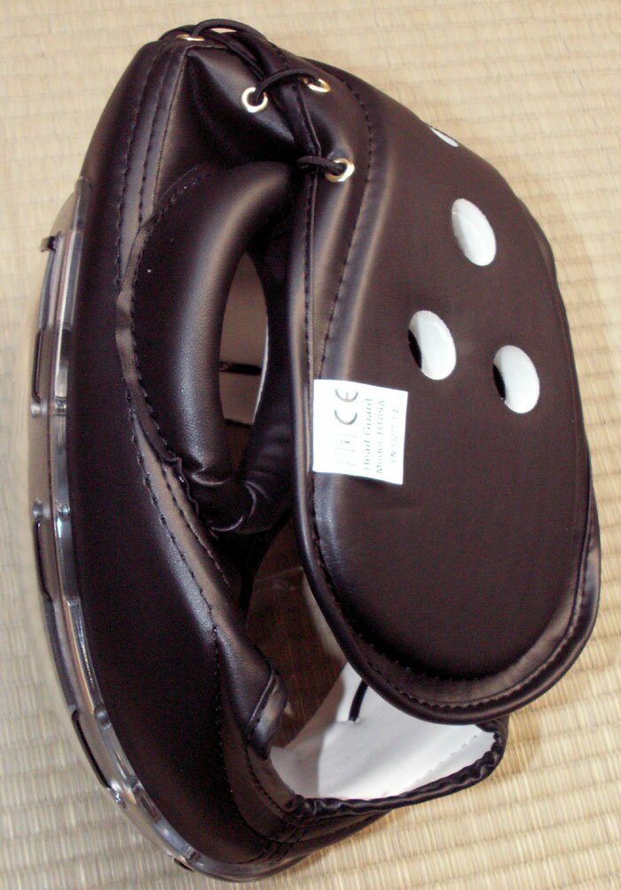 Czarny kask z maską - sztuczna skóra