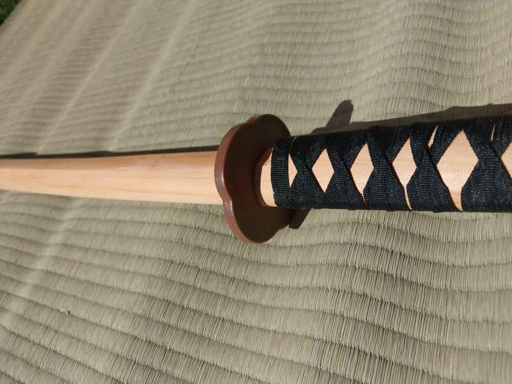 Lekki drewniany boken z oplotem rękojeści