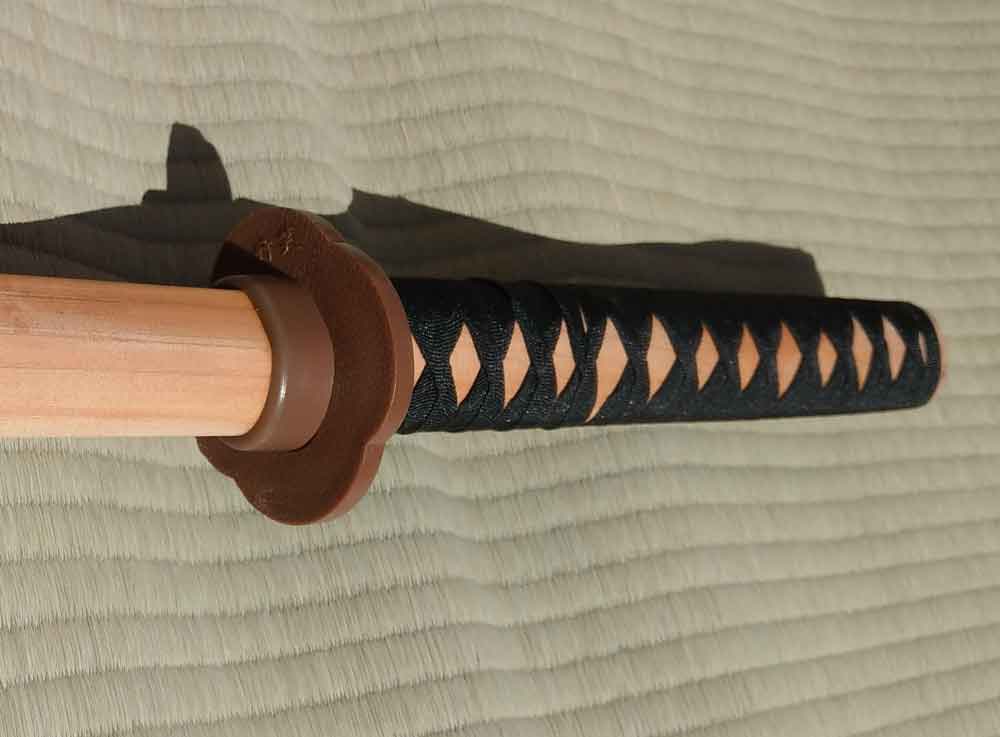 Lekki drewniany boken z oplotem rękojeści