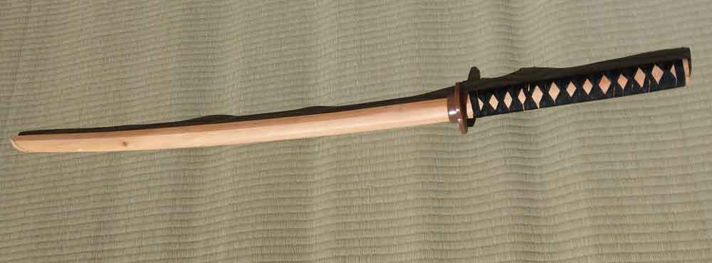 Lekki drewniany boken z oplotem rękojeści